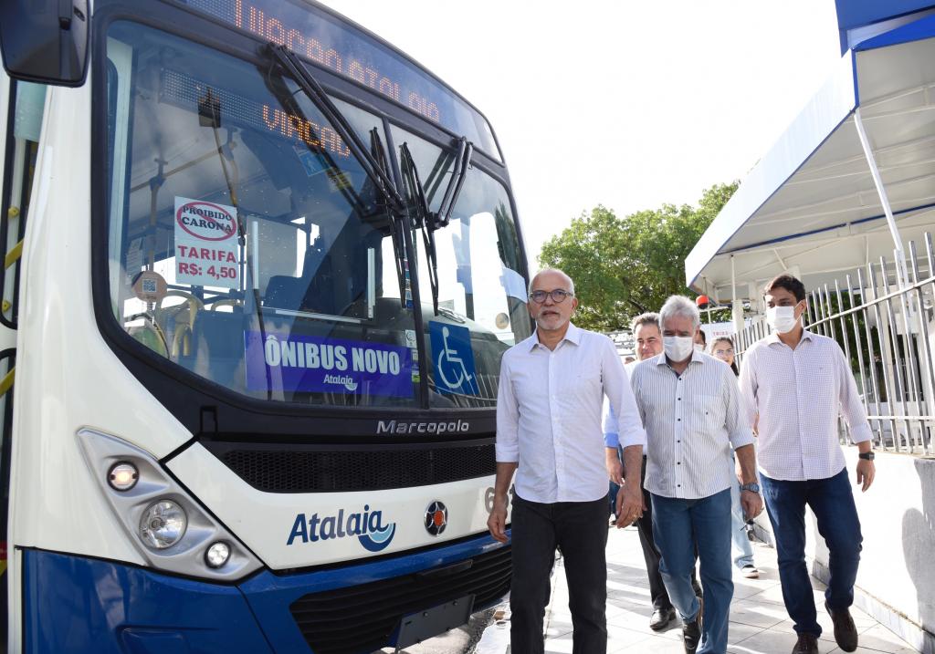 Prefeitura de Aracaju entrega 10 novos ônibus para o transporte público da capital - SMTT Aracaju